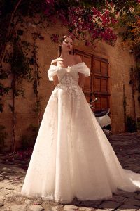 Elegant tulle wedding dress